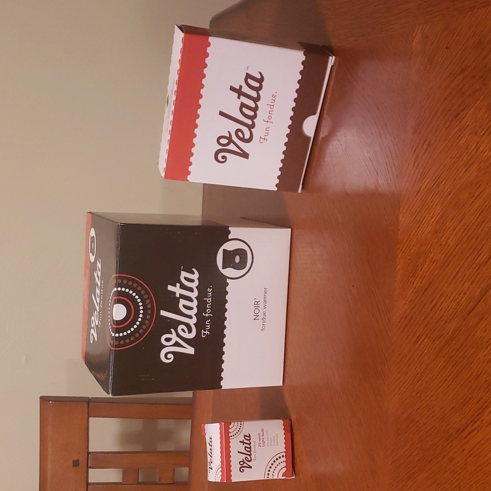 Velata Fun Fondue Warmer with Fondue warmer lid and 25 watt light bulb 💡